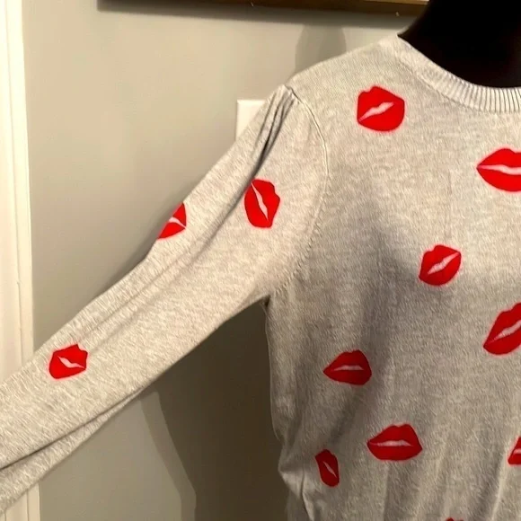 MARLED DOVE GREY SWEATER WITH RED LIPS SIZE XL - Picture 7 of 7